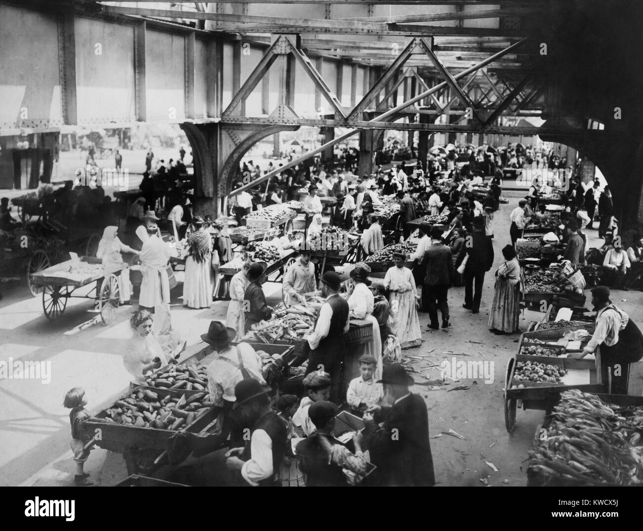Drücken Sie den Warenkorb Markt auf Manhattans Lower East Side C. 1915. Jüdische Zuwanderer betrieben diese mobilen Unternehmen als erste Unternehmen (BSLOC 2017 2 187) Stockfoto