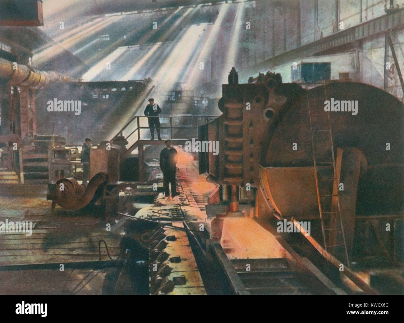 Eine Stahl Platte in einem Sowjetischen Stahlwerk in Staninsk, 1948. 1961 wurde die Stadt Novokuznetsk in der Entstalinisierung Kampagne (BSLOC 2017 2 32) umbenannt. Stockfoto