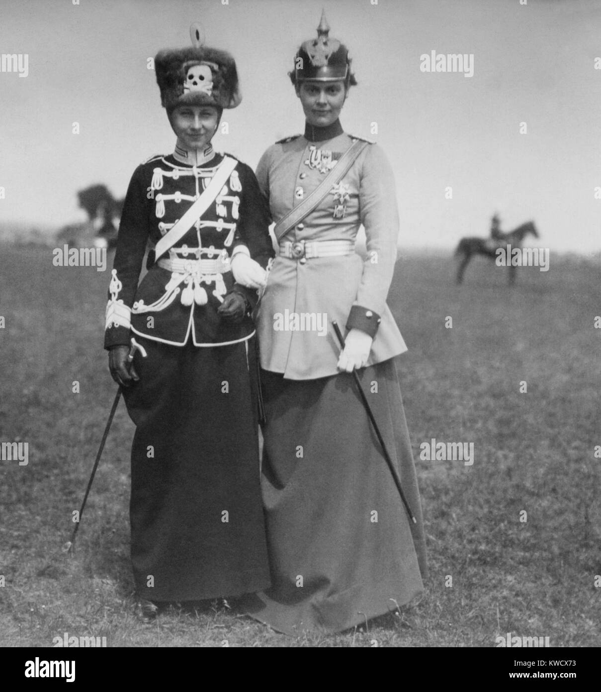 Prinzessin Victoria Louise (links) und Kronprinzessin Cecilie von Deutschland, 7. Oktober, 1914. Sie sind in den Uniformen der Todesfälle Kopf Husaren und Dragonern in den ersten Monaten des WW1 (BSLOC 2017 2 46 gekleidet) Stockfoto