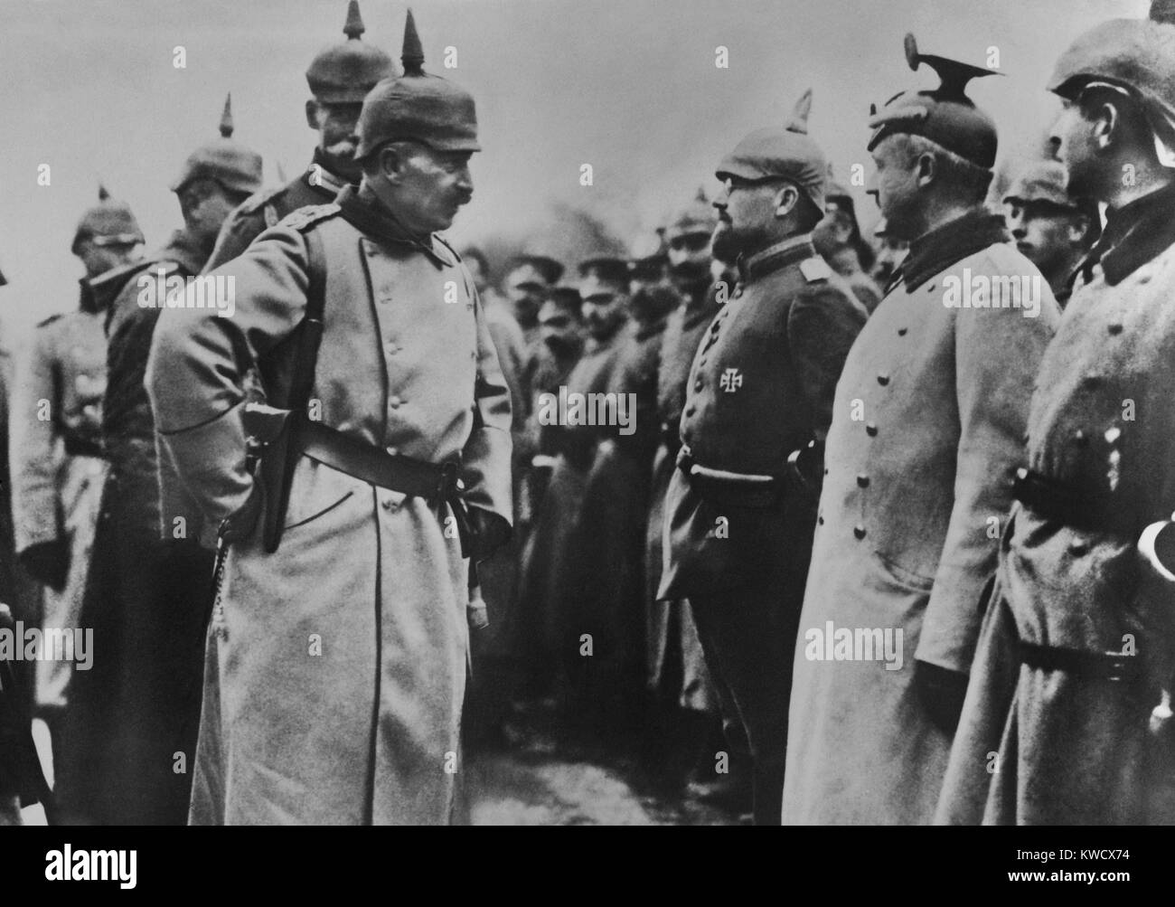 Kaiser Wilhelm II. die Inspektion deutscher Soldaten in dem Gebiet während des Zweiten Weltkrieges 1. Wilhelms WW1-Befehl Rolle war meistens, dass einer Galionsfigur, mit den meisten Macht in den Händen von Hindenburg und Ludendorff (BSLOC_2017_2_47) Stockfoto