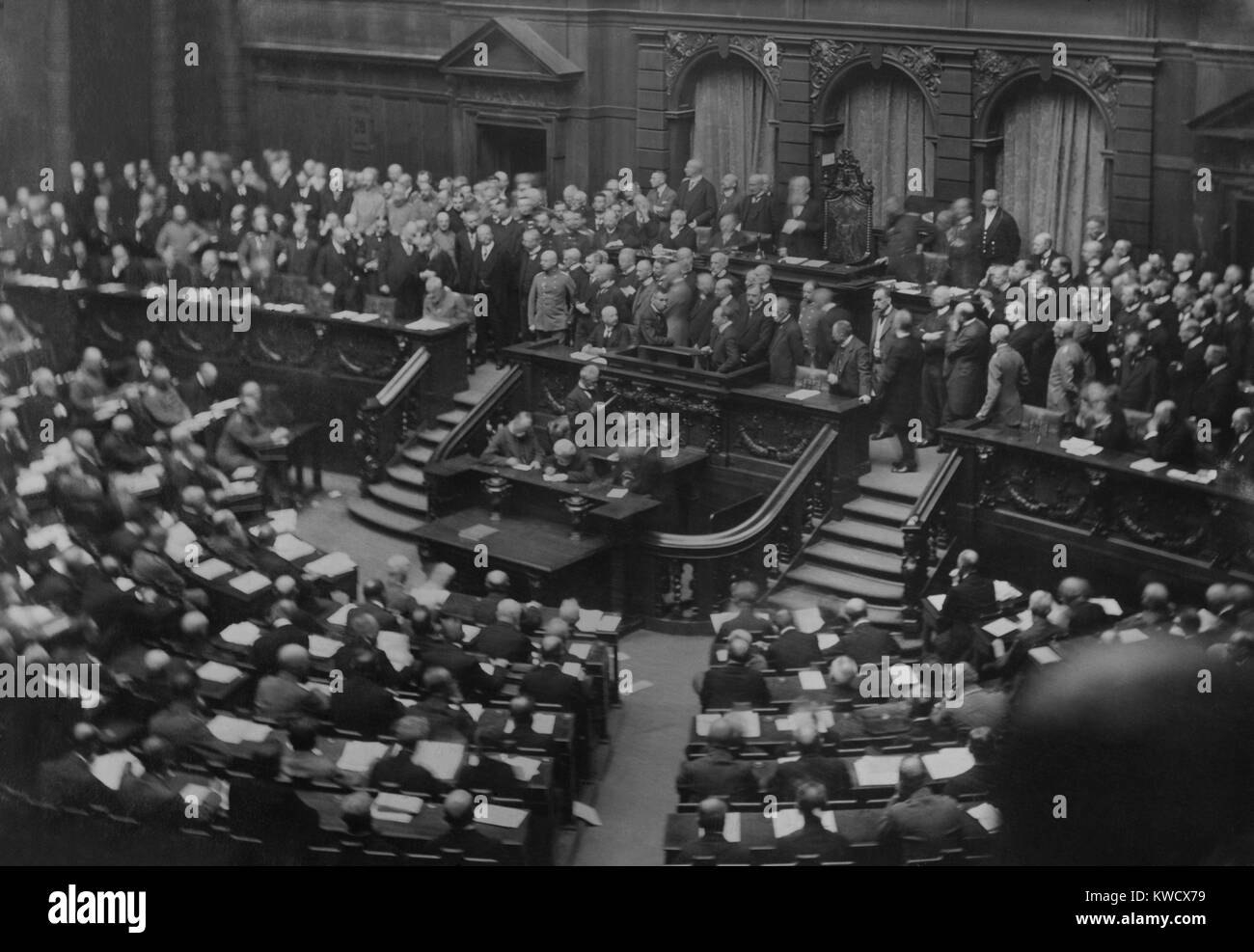 Delegiertenversammlung in der Aula der Reichstag, Nov. 1918. Die Delegierten der Soldaten und Workmens räte ersetzt traditionelle Politiker in der revolutionären Reichstag. Ein Executive Council von Zentristischen und linke Sozialisten (SPD und USPD Parteien) Mitglieder als Bundeskanzler und Präsident (BSLOC 2017 2 51 funktioniert) Stockfoto