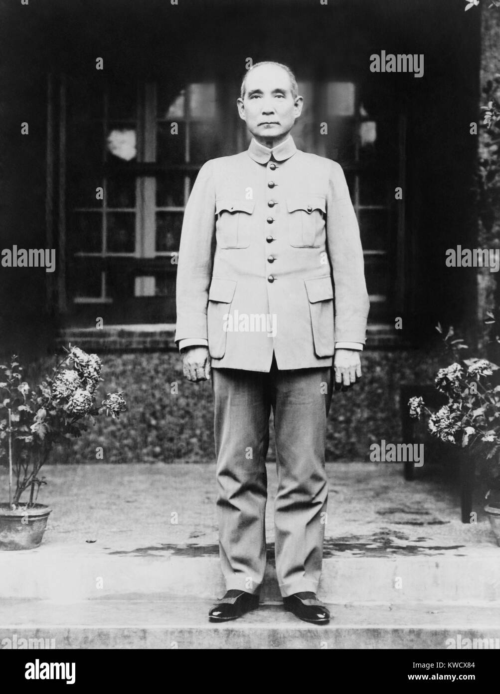 Sun Yat-sen, der Führer der Kanton Regierung, C. 1920. Er war der erste revolutionäre Präsident der neuen Chinesischen Republik im Jahr 1912, aber beiseite trat für die stärkeren Yuan Shi-Kai. Er trägt ein Zhongshan Anzug, später genannt einen Mao-anzug, die kombiniert Elemente der militärischen Uniformen, chinesischer Student Uniformen, und westliche Anzüge (BSLOC 2017 2 71) Stockfoto