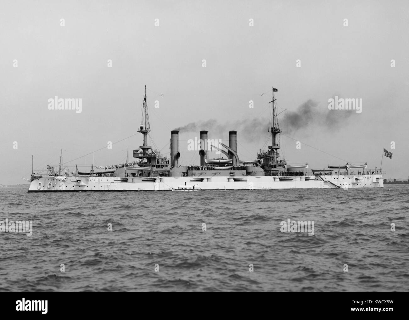 U.S.S. Connecticut, dem Flaggschiff der Großen Weißen Flotte, 1907-1909. Sie war die modernste Schlachtschiff in der US-Flotte im Jahr 1907. Das Jahr vor, die HMS Dreadnought in britischen Diensten, und würde Pre-Dreadnoughts wie die USS Connecticut veraltete (BSLOC 2017 2 90) Stockfoto