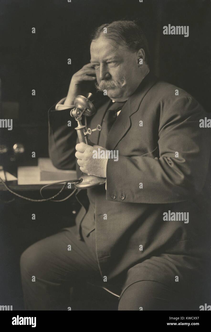 William Howard Taft, Lächeln, da lernt er per Telefon von seinem Republikanischen zur Benennung des Präsidenten. Er empfing den Anruf von seiner Linie Unterstützer, Präsident Theodore Roosevelt, Juni 18, 1908 (BSLOC 2017 2 99) Stockfoto