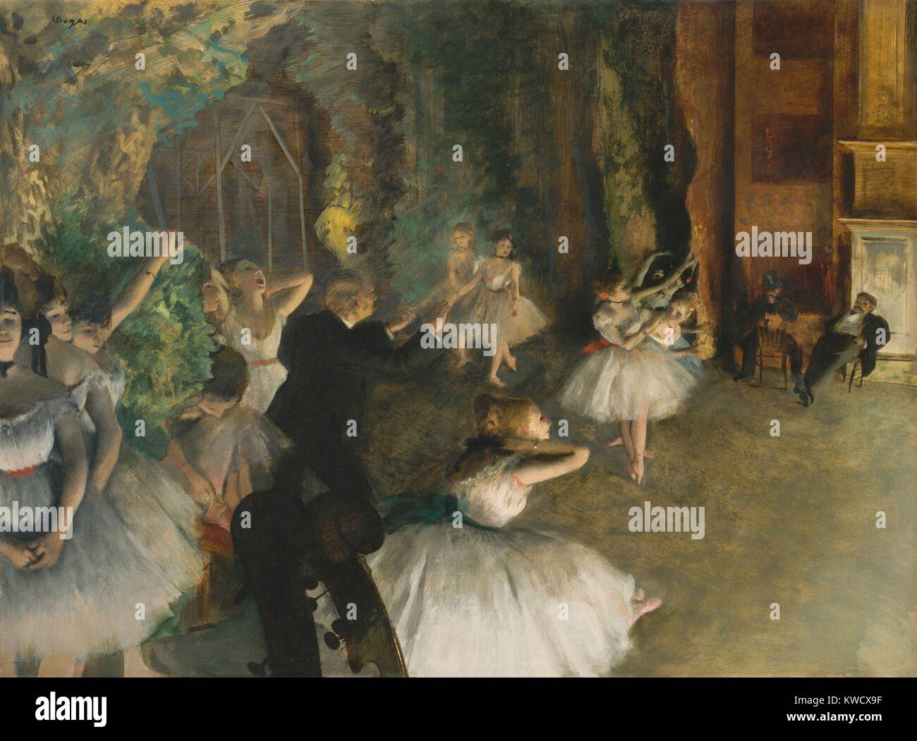 Generalprobe des Ballett auf der Bühne, von Edgar Degas, 1874, französischer Impressionisten mixed media Zeichnung. Ballerinas stehen in natürlichen Körperhaltungen offstage, während Männer die Tänzer auf der Bühne beobachten. Es gibt amüsante 7/8 Violine blättert an der unteren, linken (BSLOC 2017 3 103) Stockfoto