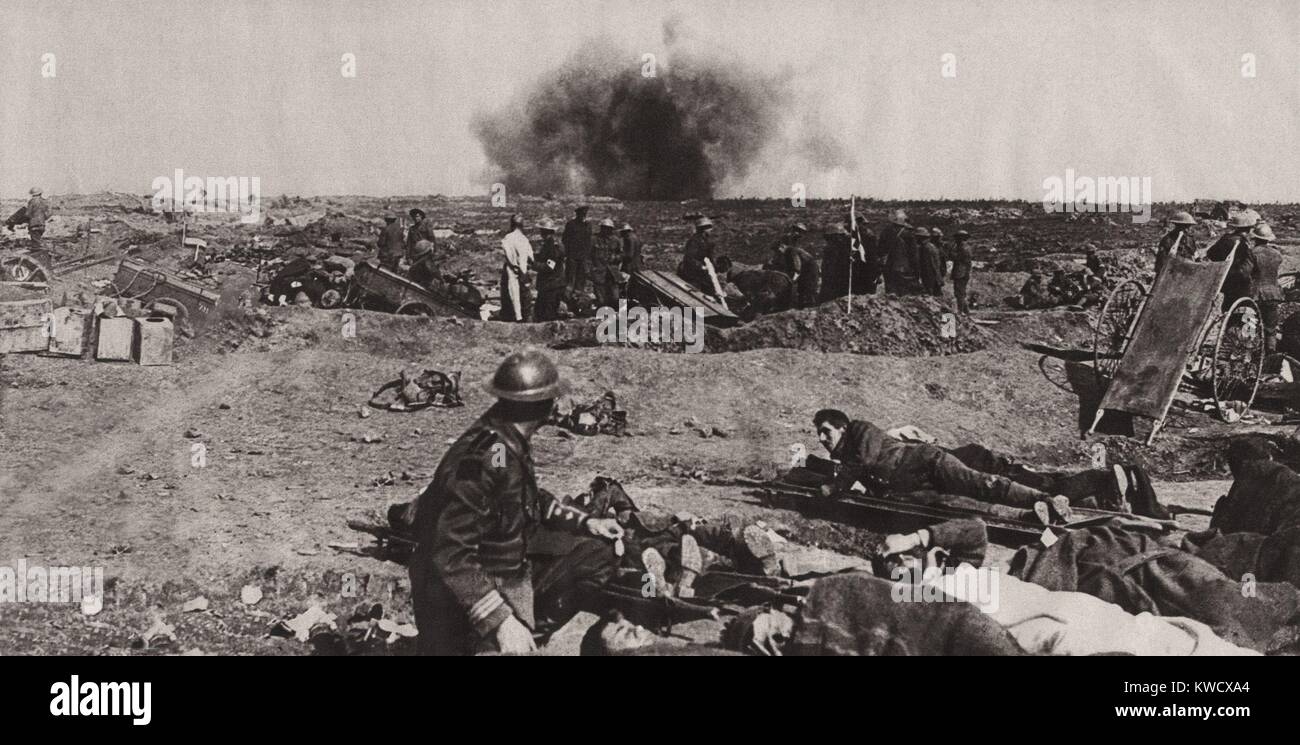 Weltkrieg 1. Das Platzen eines Jack Johnson 40 cm Shell nur über eine kanadische Field dressing Station an der Westfront. Jack Johnson war der African American World Champion Boxer. 1918. (BSLOC 2013 1 175) Stockfoto