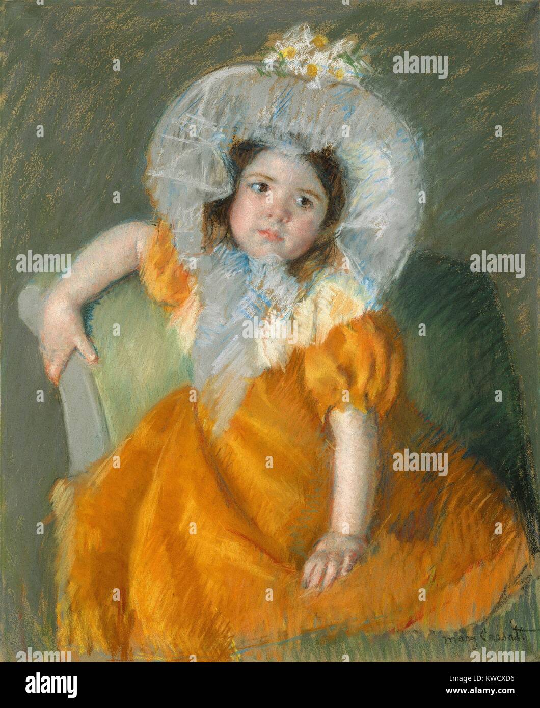 Margot in Orange Kleid, Mary Cassatt, 1902, impressionistische Pastellmalerei, auf Papier. Diese Leinwand wird dominiert durch die hellen orange und Matt Olive grün Der Hintergrund (BSLOC 2017 3 142) Stockfoto