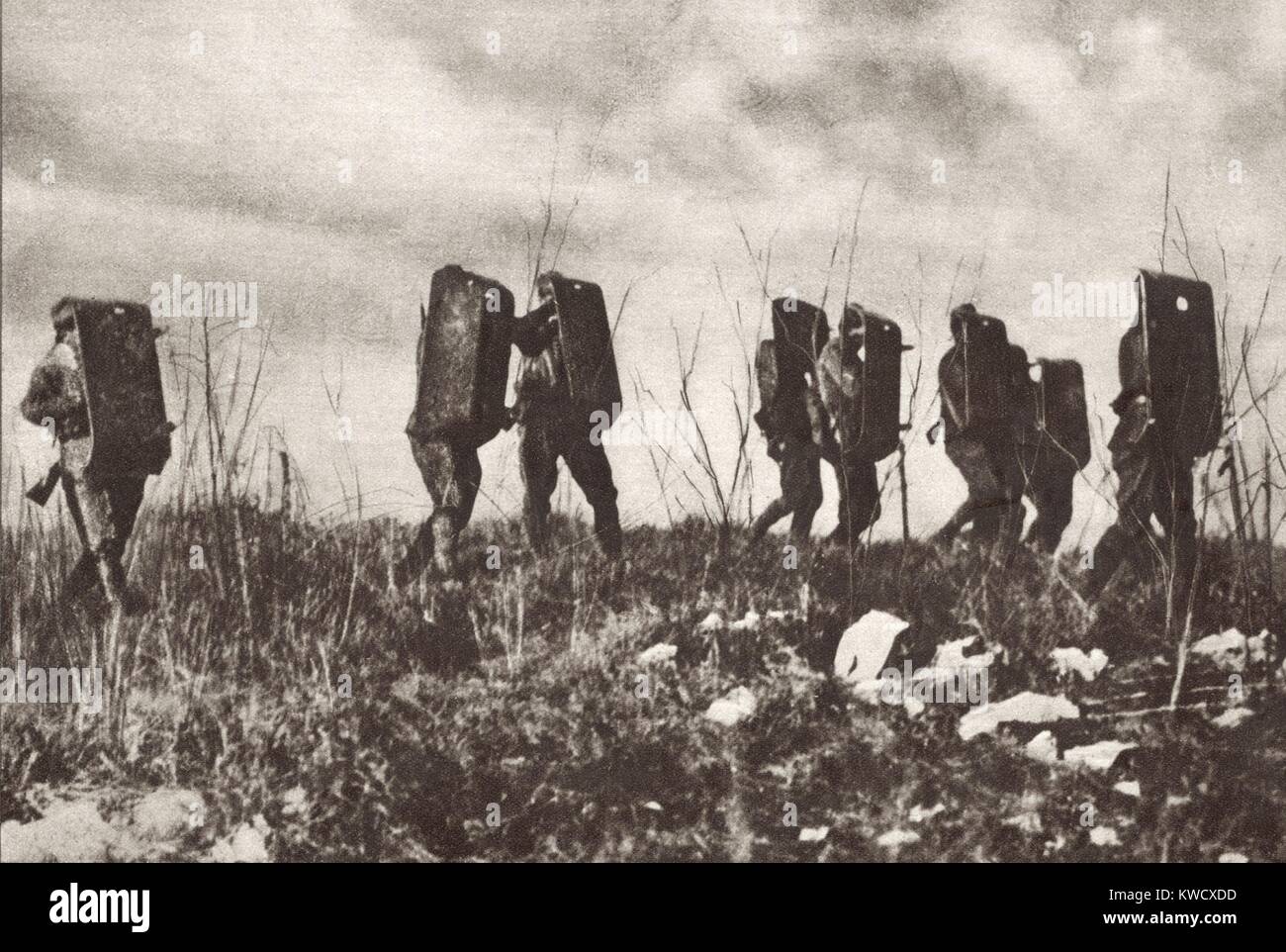 Weltkrieg 1 in der italienischen und der österreichischen Alpen. Italienische Soldaten tragen altmodische Head und Body Armor, wie sie gegen österreichische Maschinengewehrfeuer bewegen. Ca. 1915-18. (BSLOC 2013 1 23) Stockfoto