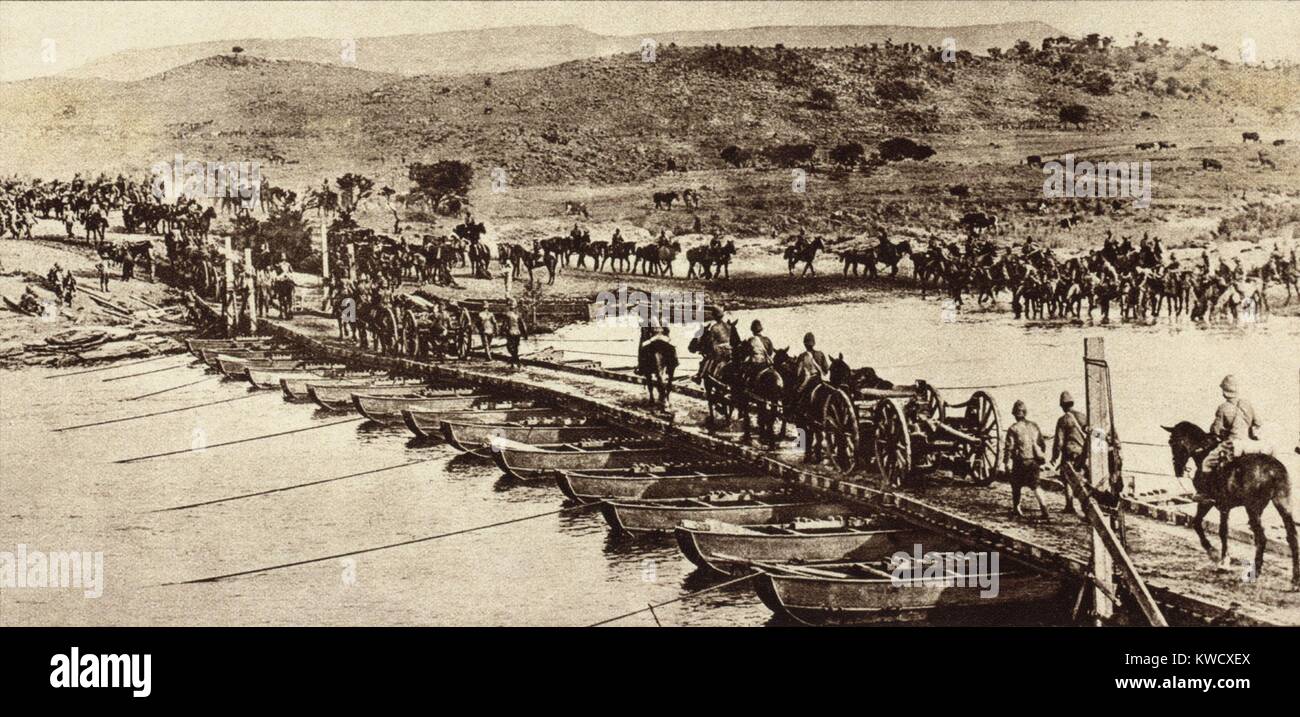 Weltkrieg 1 in Afrika. British Empire Artillerie Kreuzung ein ponton Brücke über einen Bach. Auf der rechten Seite die Pferde tränken, bevor es mit dem März in die afrikanische Hitze. Ca. 1915-18. (BSLOC 2013 1 41) Stockfoto