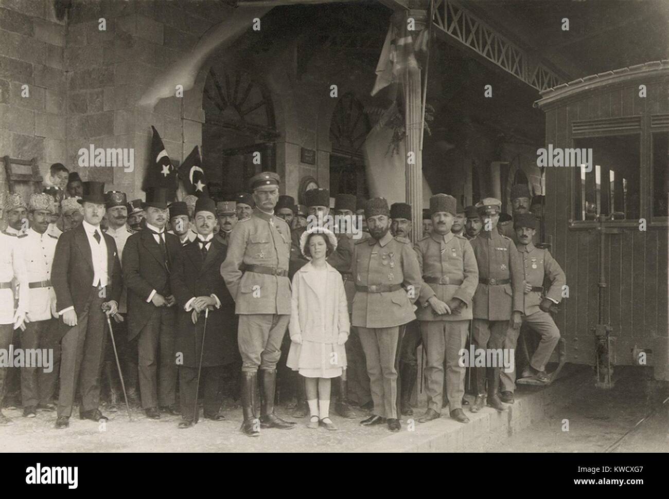 Weltkrieg 1 im Nahen Osten. Deutscher General Erich von Falkenhayn mit Türkischen Befehlshaber, Cemal Pascha in Jerusalem. Falkenhayn ist der Mädchen verließ, und Cemal ist auf der rechten Seite. 1917. (BSLOC 2013 1 58) Stockfoto