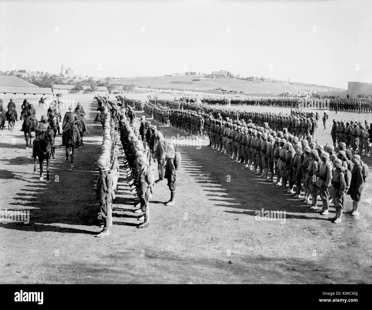 Weltkrieg 1 im Nahen Osten. Türkische Oberbefehlshaber Cemal Pascha und Deutschen Stabschef, Kress von Kressenstein, Überprüfung der osmanischen Truppen in Jerusalem. 1917 (BSLOC 2013 1 65) Stockfoto