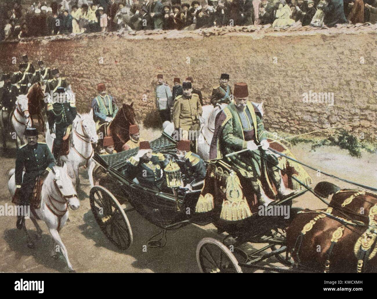 Jungtürkischen Führer, Enver Pascha, folgt direkt hinter dem Schlitten der osmanische Sultan Mehmed V. Sie Parade in Istanbul nach der Installation von Mehmed V, seine Gebieterin Bruder Austausch, Sultan Abdul Hamid II (BSLOC 2017 1 104) Stockfoto