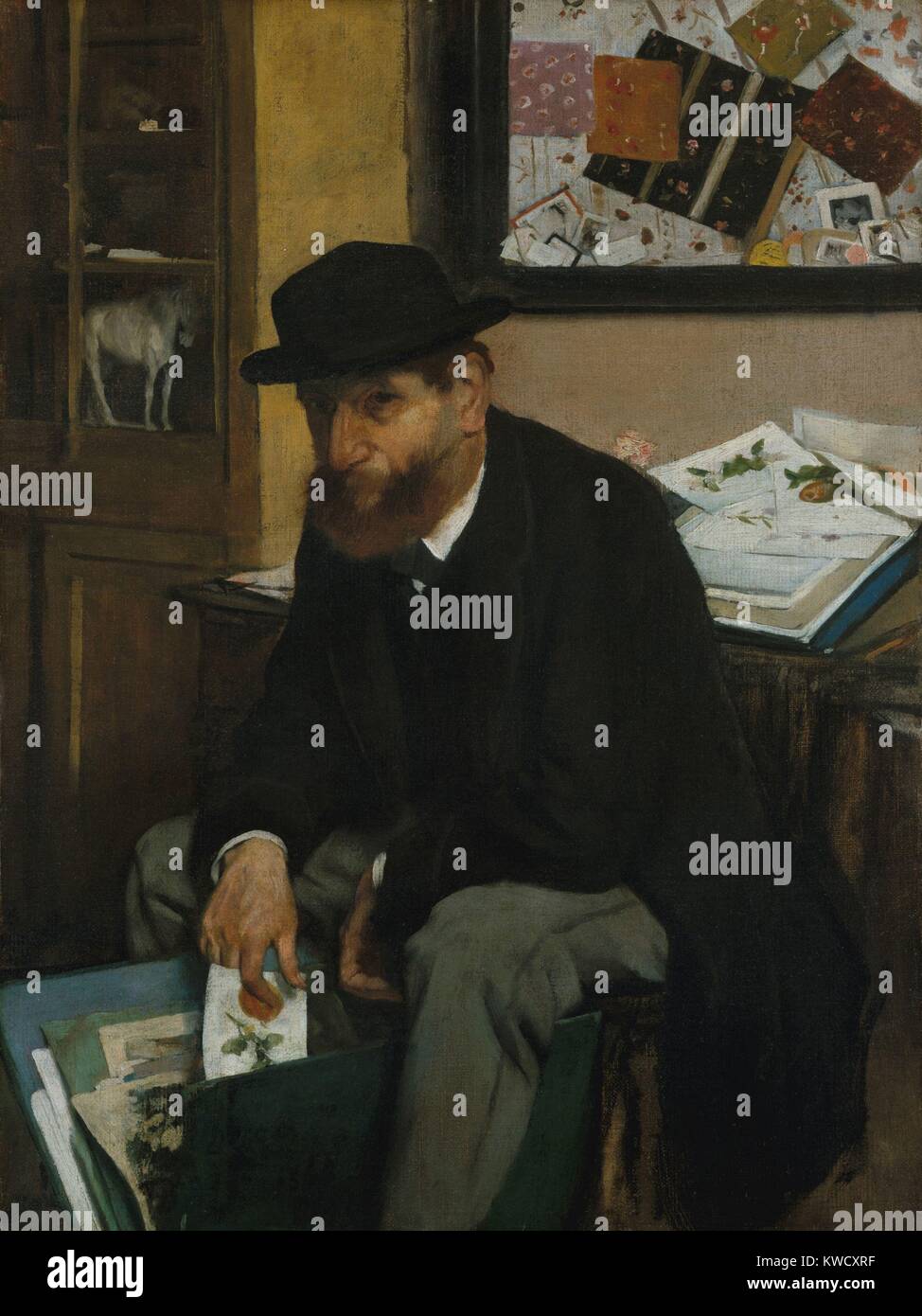 Der Sammler von Drucke, von Edgar Degas, 1866, französischer impressionistischer Malerei, Öl auf Leinwand. Informell gestellt wie in einem candid Photo, der Drucken Verkäufer Bestand umfasst gemeinsame farbige Lithographien von Blumen und mehr exotischen japanischen Stoffen (BSLOC 2017 3 99) Stockfoto Der Sammler von Drucke, von Edgar Degas, 1866, französischer impressionistischer Malerei, Öl auf Leinwand. Informell gestellt wie in einem candid Photo, der Drucken Verkäufer Bestand umfasst gemeinsame farbige Lithographien von Blumen und mehr exotischen japanischen Stoffen (BSLOC 2017 3 99) Stockfoto