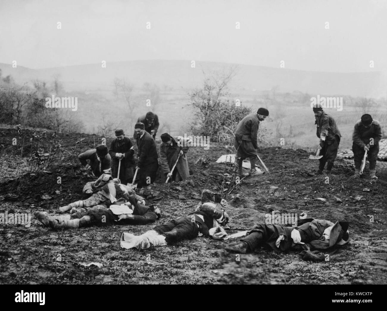 Schlacht von Catalca (Tchataldja), Ersten Balkankrieg, November 16-17, 1912 und 3. - 3. April 1913. Bestattung der Toten bulgarischen Soldaten. Bulgarien beigetragen und verloren die meisten Männer der Balkan League Verbündeten (BSLOC 2017 1 138) Stockfoto