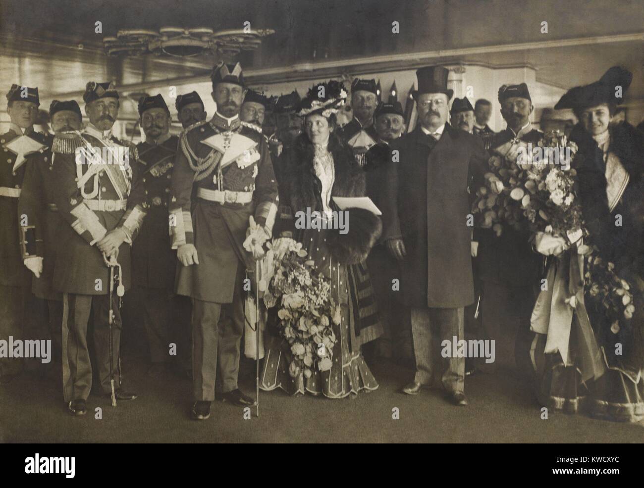 Präsident Theodore Roosevelt mit Gruppe einschließlich Prinz Heinrich von Preußen, Feb 25, 1902. Auf der Kaiser yacht, Meteor, Edith Roosevelt steht zwischen Prinz Heinrich und der Präsident. Am Recht ist Alice Roosevelt, die Präsidenten 18 Jahre alten Tochter. Henry war der jüngere Bruder von Kaiser Wilhelm II (BSLOC 2017 4 60) Stockfoto