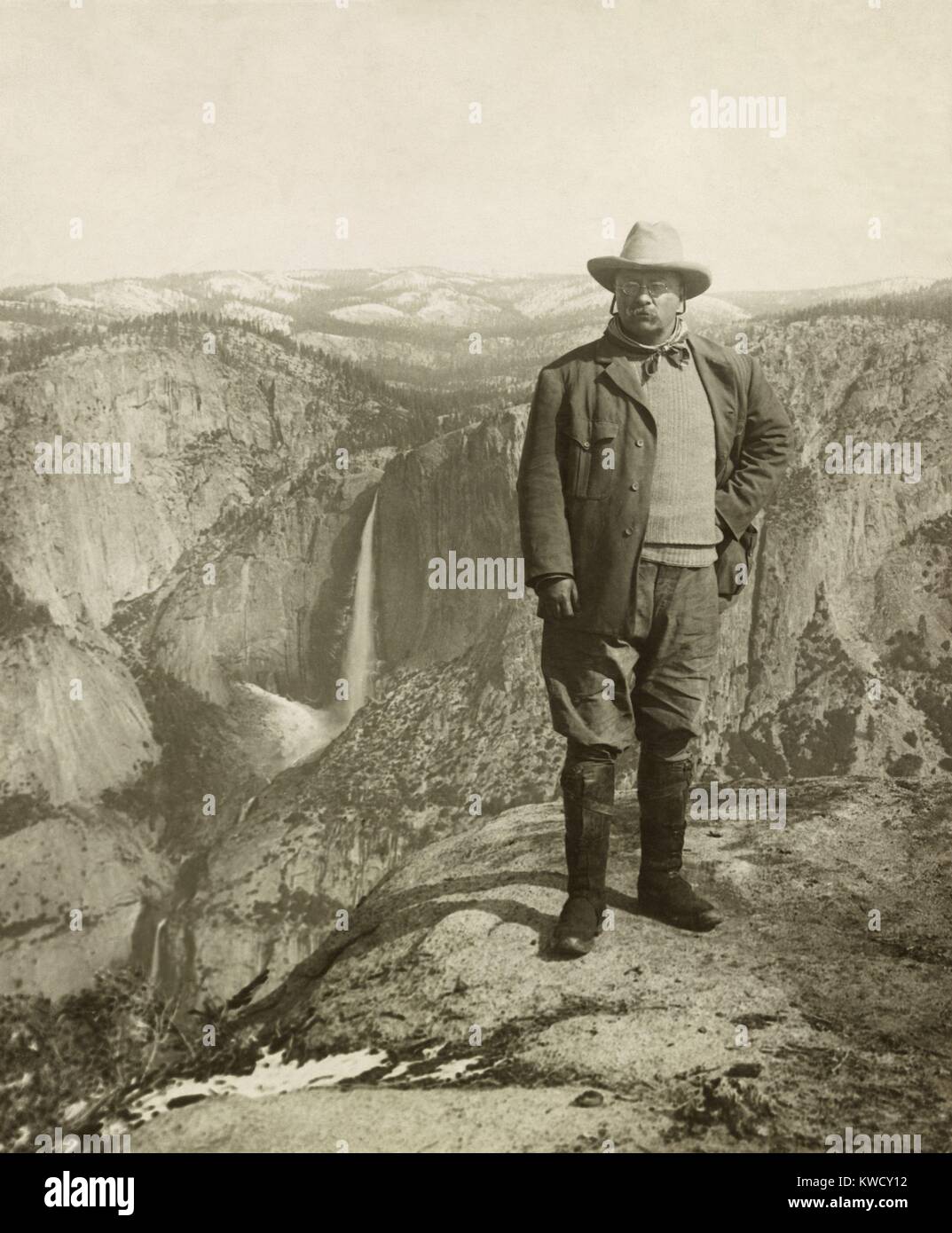 Präsident Theodore Roosevelt auf Glacier Point im Yosemite, 17. Mai 1903. Dies ist ein Begleiter Foto zu TRs Porträt mit Naturforscher John Muir (BSLOC 2017 4 78) Stockfoto