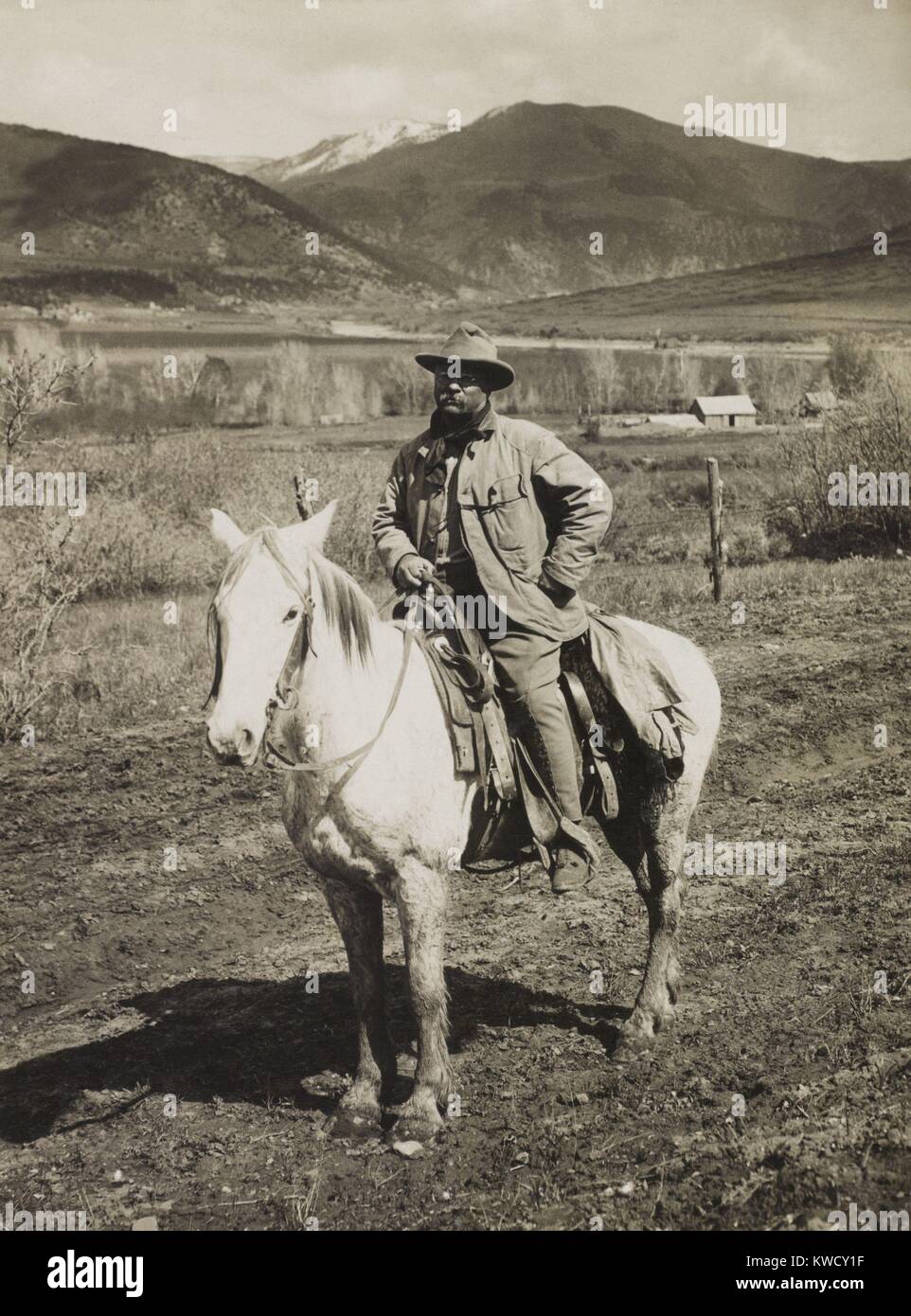 Präsident Theodore Roosevelt auf dem Pferd, Rückkehr in Glenwood Springs, nach einem Bären zu jagen. Colorado, April 15-30, 1905 (BSLOC 2017 4 82) Stockfoto