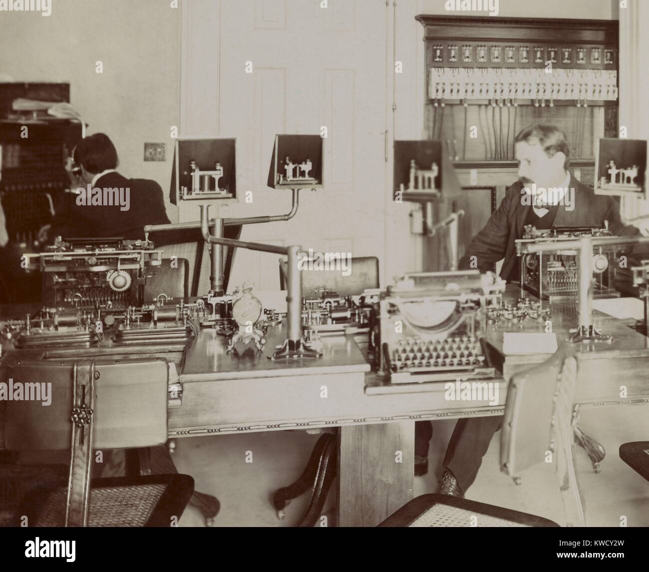 Weiße Haus Telegrafenamt und Personal während Theodore Roosevelts Administration, 1902. (BSLOC 2017 4 98) Stockfoto