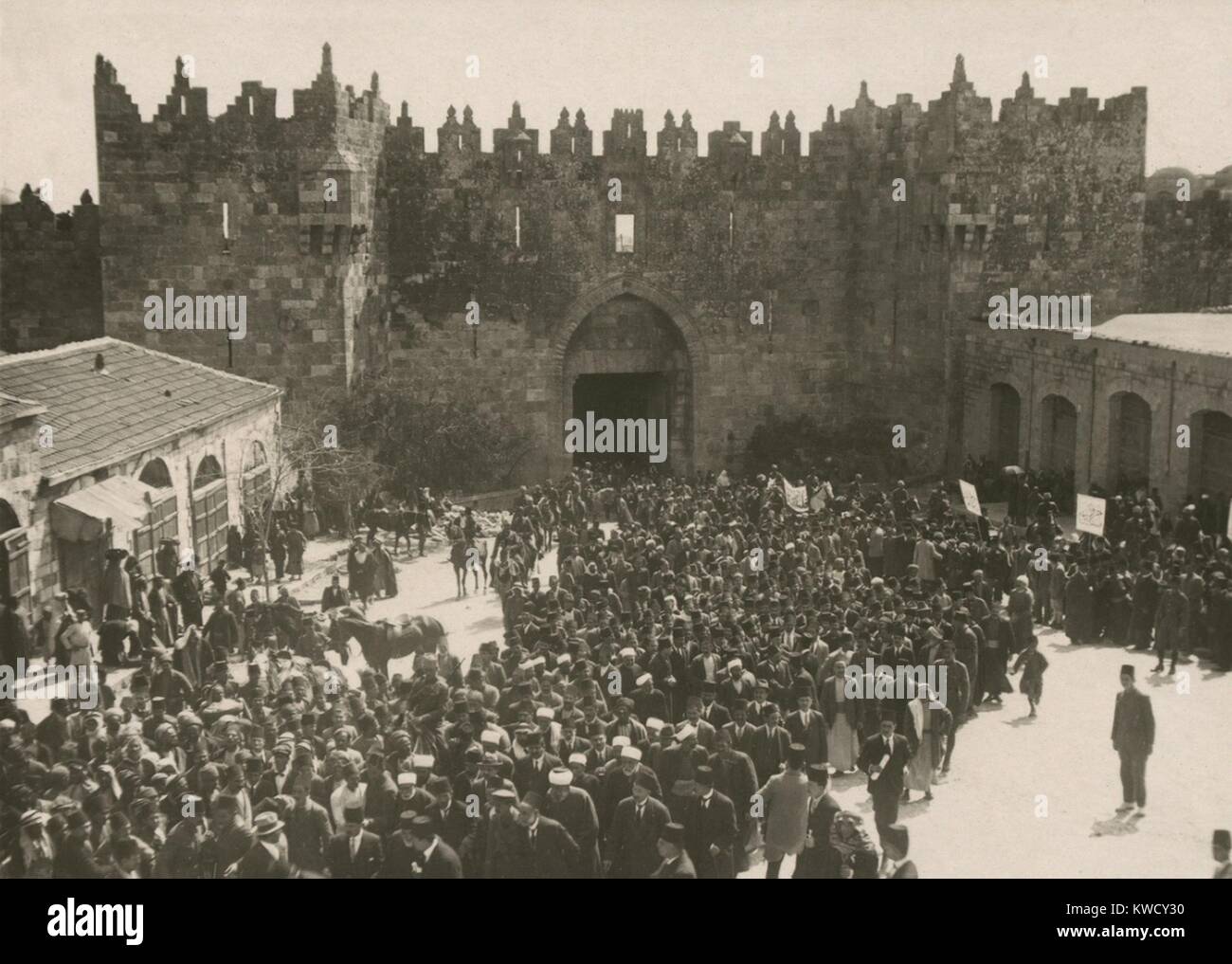 Arabische anti-zionistischen Demonstration Damaskus Jaffa Tor in Jerusalem am 8. März 1920 (BSLOC 2017 1 191) Stockfoto