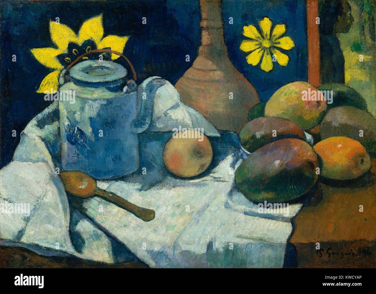 Stillleben mit Teekanne und Obst, von Paul Gauguin, 1896, French Post-Impressionist Öl Malerei. Gauguins noch Leben hat Mangos und Tahitianischen Stil gedruckt Tuch als Hintergrund. Es ist eine Abbildung in der oberen rechten, durch eine Tür oder ein Fenster gesehen (BSLOC 2017 5 34) Stockfoto