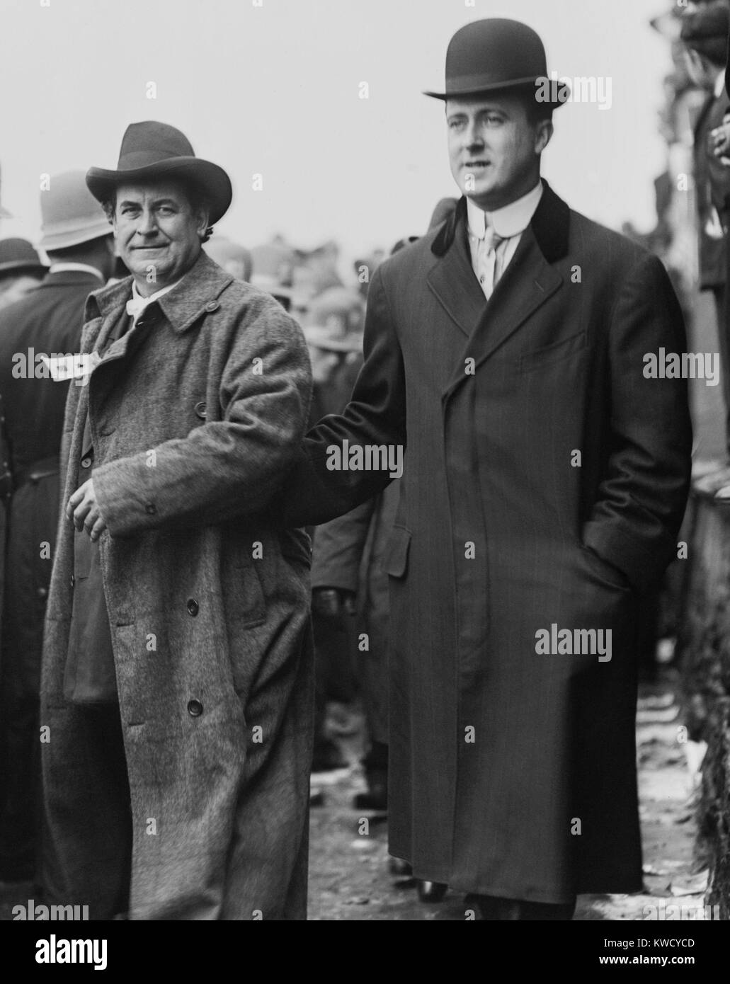 William Jennings Bryan von 28 Jahre alten Franklin Delano Roosevelt, NEW YORK CITY, Okt. 27, 1908 begleitet. Bryan war der demokratischen Präsidentenkandidaten und FDR war ein Rechtsanwalt an der Wall Street Firma Carter, Ledyard, & Milburn (BSLOC 2017 2 105) Stockfoto