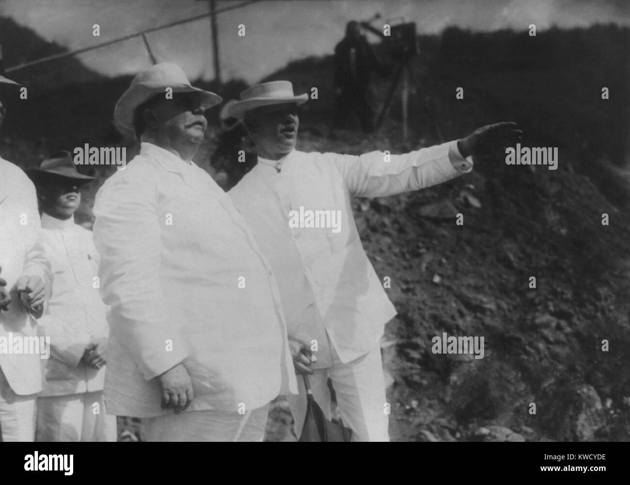 Präsident William Howard Taft und George Washington Goethals an der Panama Kanal, 1909. Goethals übernahm als Supervisor des gestörten Panamakanal Bau 1907 und vollendete es zwei Jahre vor Zeitplan (BSLOC 2017 2 119) Stockfoto