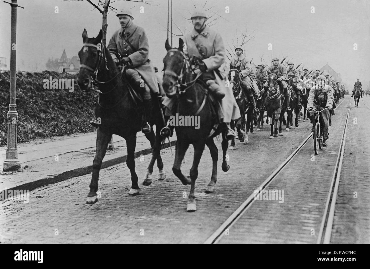 Französischen Armeen Essen Besatzungsmacht in der deutschen Kohle, Eisen und Stahl produzierenden Ruhrgebiet im Januar 1923. Ihre Mission war zu extrahieren Germanys WW1 Reparationen in der Form der industriellen Rohstoffe (BSLOC 2017 2 61) Stockfoto