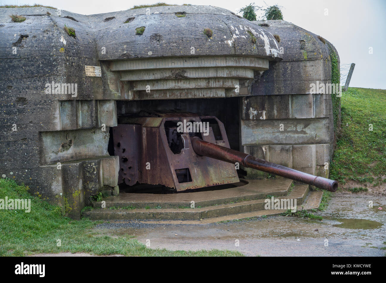 Batterie Nr. 2 in Longues-sur-Mer, Calvados mit den Überresten seines 15-cm-Kanone. Stockfoto