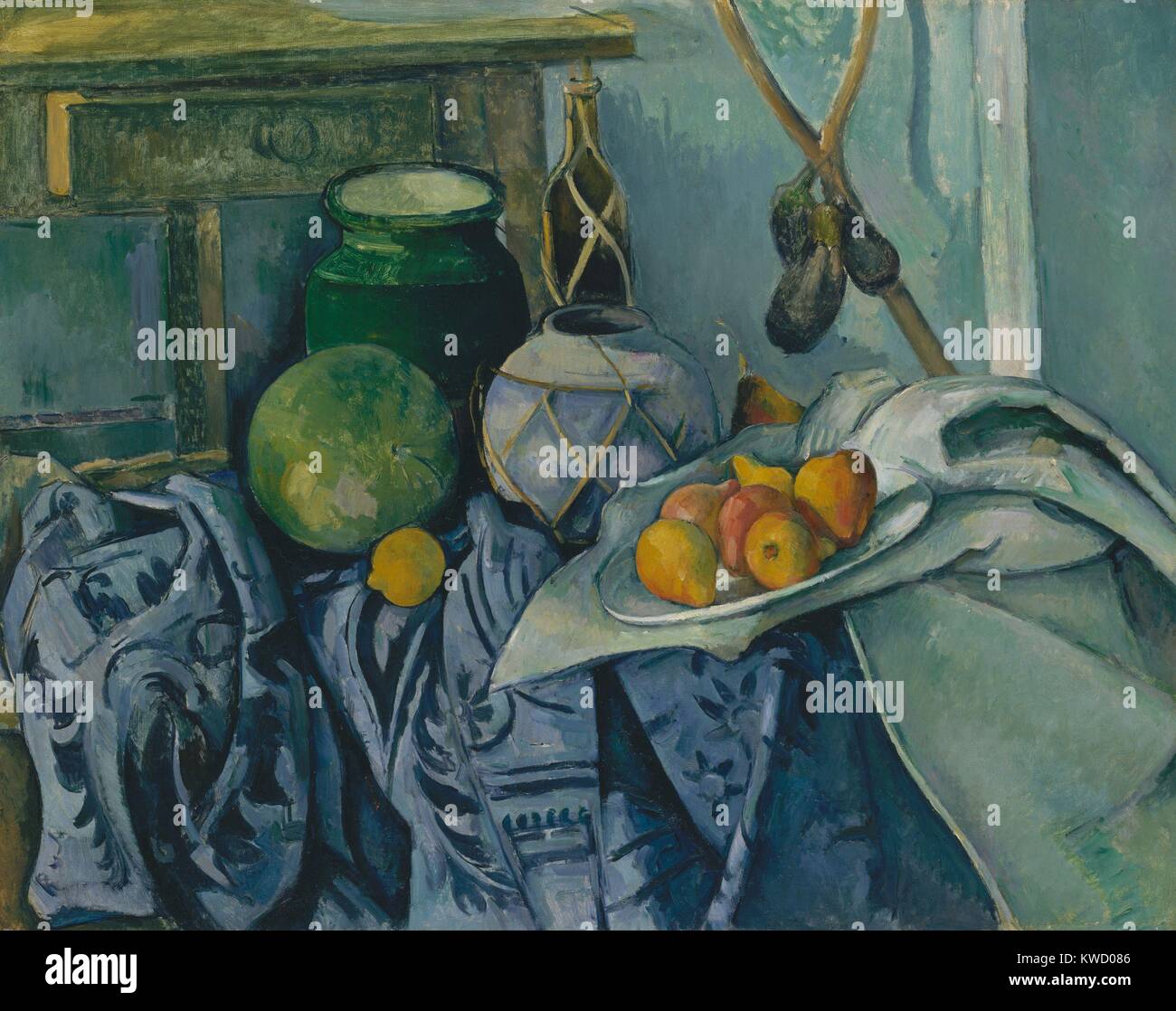 Stilleben mit Ginger Jar und Auberginen, von Paul Cezanne, 1893-94, französische Postimpressionismus. Der Künstler entspannt traditionellen Regeln der Perspektive, und verschiedene visuelle Ansichten innerhalb der gleichen Still life Malerei integriert (BSLOC 2017 5 25) Stockfoto