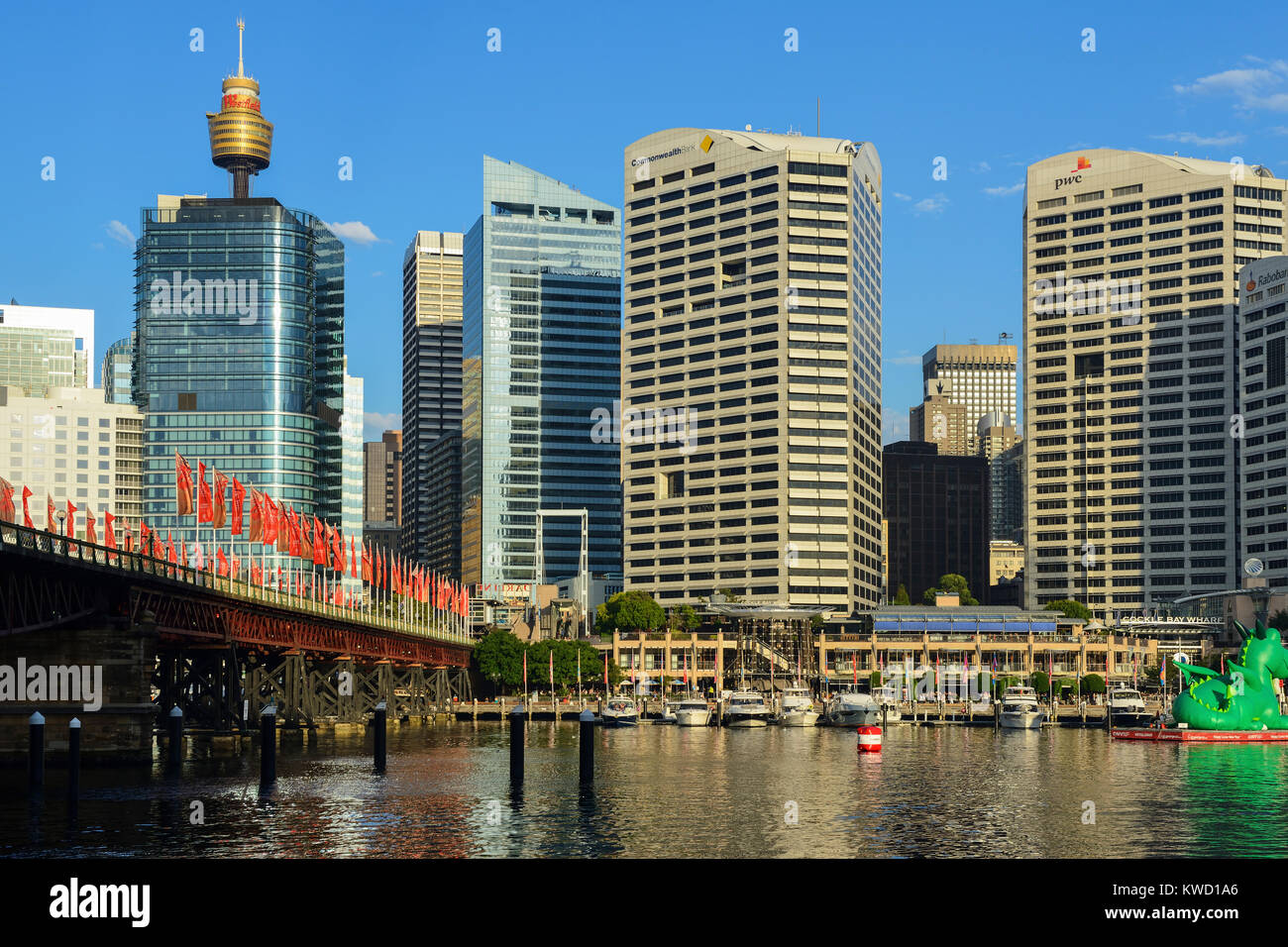 Pyrmont Bridge und Cockle Bay Wharf in Darling Harbour, Sydney Central Business District im Hintergrund - Sydney, New South Wales, Australien Stockfoto