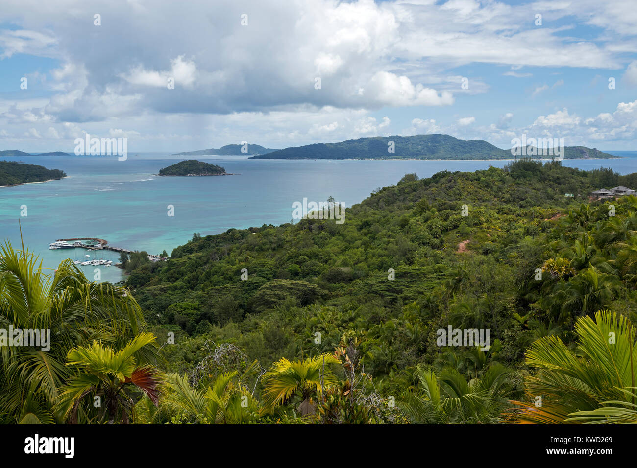 Blick über Baie Ste Anne vom Fond Ferdinand Naturschutzgebiet, Praslin, Seychellen, La Digue im Hintergrund Stockfoto