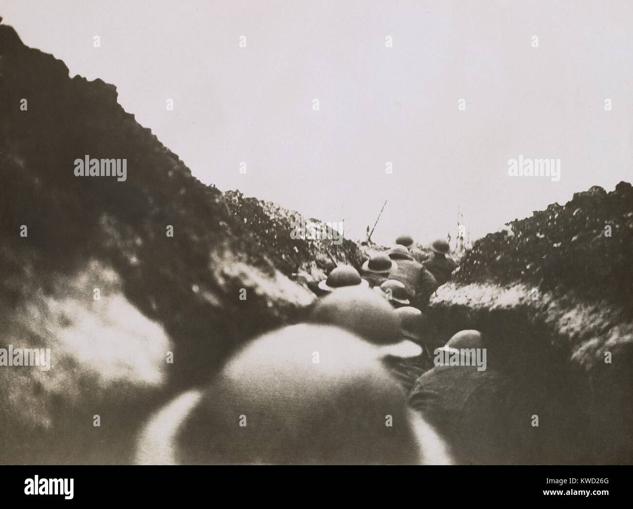 Der große britische VORAUS IM WESTEN; eine überfallende Partei WARTEN AUF DAS WORT ZU GEHEN. Weltkrieg 1 Foto von John Warwick Brooke, einer Linie von 10 behelmten Köpfe von Soldaten, die sich in einem Graben, 1916-1918 (BSLOC 2017 20 178) Stockfoto