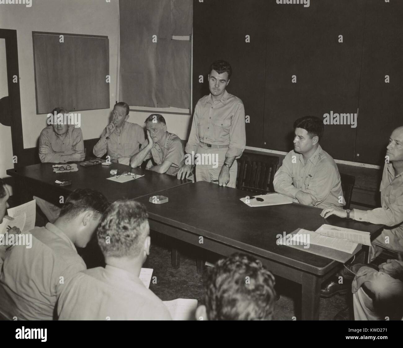 Top secret Briefing auf Guam, den 5. August 1945, bevor die Hiroshima Atombombe fallen. General Curtis LeMay, Kommandeur der strategischen Bombardierung gegen Japan, ist der 2. von rechts (BSLOC 2017 20 188 eingesetzt) Stockfoto