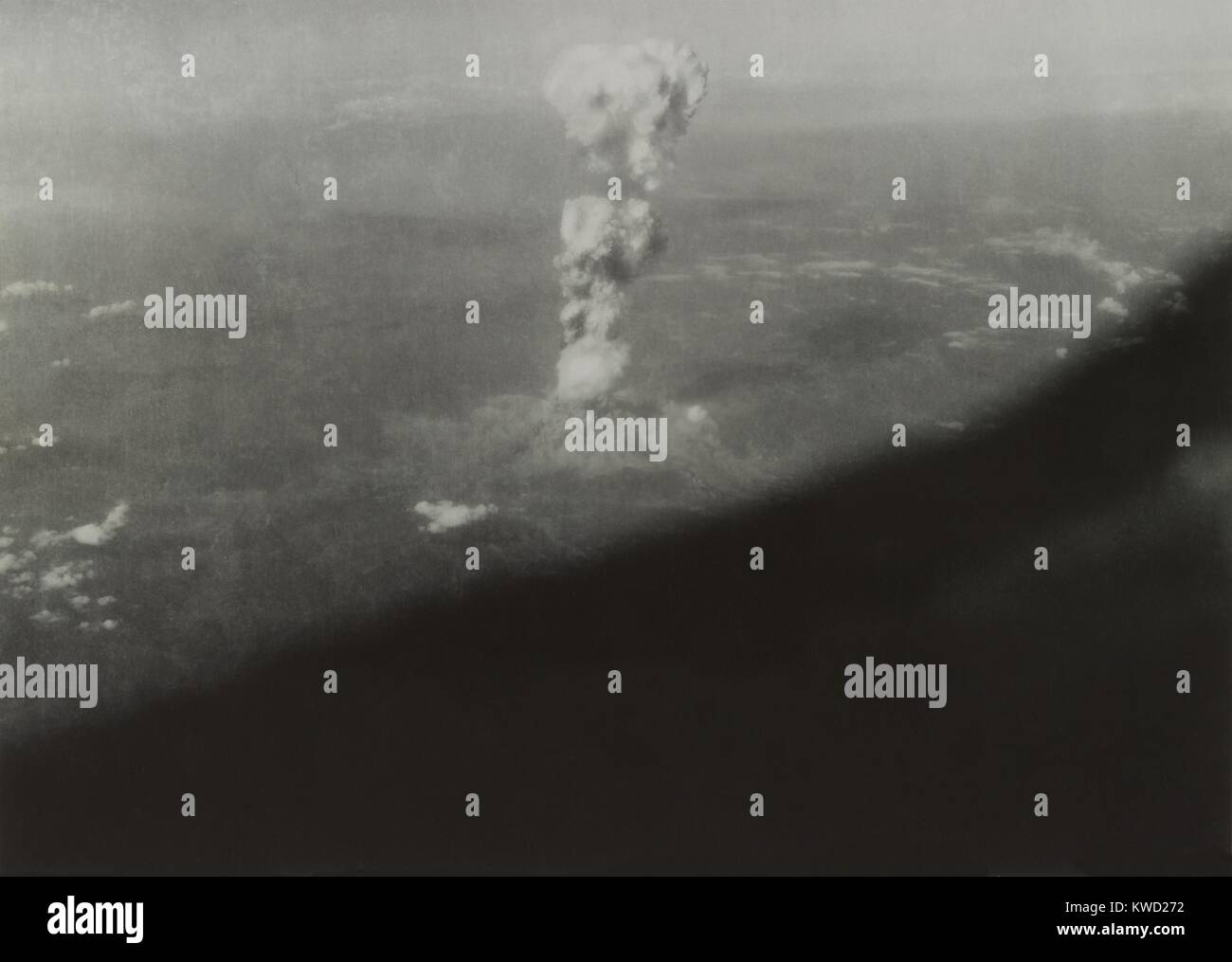 Atompilz von der Atombombe auf Hiroshima aus der Enola Gay, August 6, 1945. Foto umfasst die Flügel der B-29, da es die Bomber fliegen weg von Ground Zero die Auswirkungen von Explosionen, die Druckwelle (BSLOC 2017 20 189 zu minimieren). Stockfoto