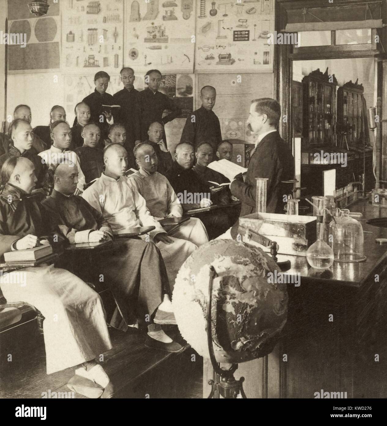 Klassenzimmer mit chinesischen Männer hören zu einem amerikanischen Dozentin in Shanghai, China, 1901. St. Johns amerikanische Hochschule, wurde im Jahre 1879 von amerikanischen Missionaren gegründet. Durch die Anfang des 20. Jahrhunderts, seine Kurse wurden in englischer Sprache unterrichtet und das Curriculum fokussiert auf Wissenschaft und Naturphilosophie (BSLOC 2017 20 2) Stockfoto