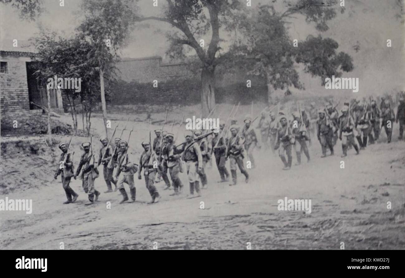 Russische Infanterie im März in Peking während der Boxeraufstand, August 1900. 3.000 russische Soldaten kämpften mit den Alliierten Relief Expedition, während weitere 100.000 chinesische Truppen kämpften, von der Mandschurei (BSLOC 2017 20 27) vertreiben Stockfoto