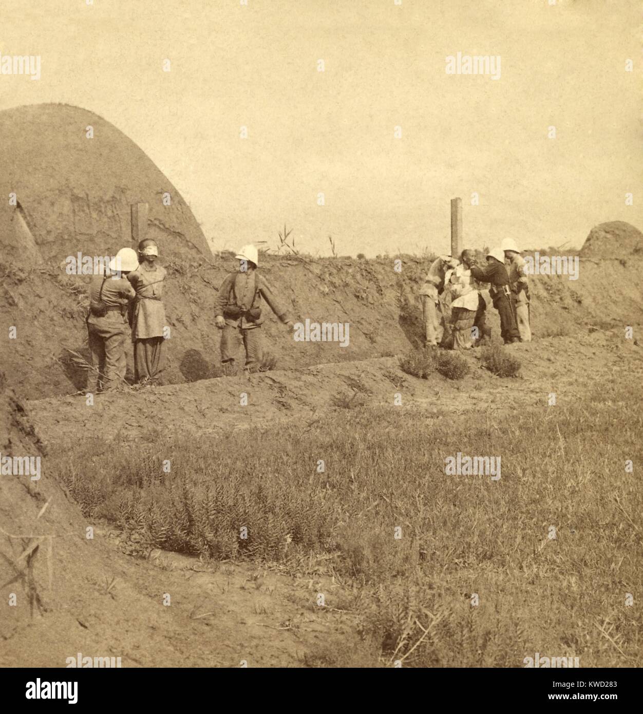 Die französischen Soldaten besetzen Vorbereitung zwei chinesischen Gefangenen in Tianjin (Tientsin) geschossen werden. Allied Expeditionary Forces in China während der Boxer Rebellion, 1900 (BSLOC 2017 20 37) Stockfoto
