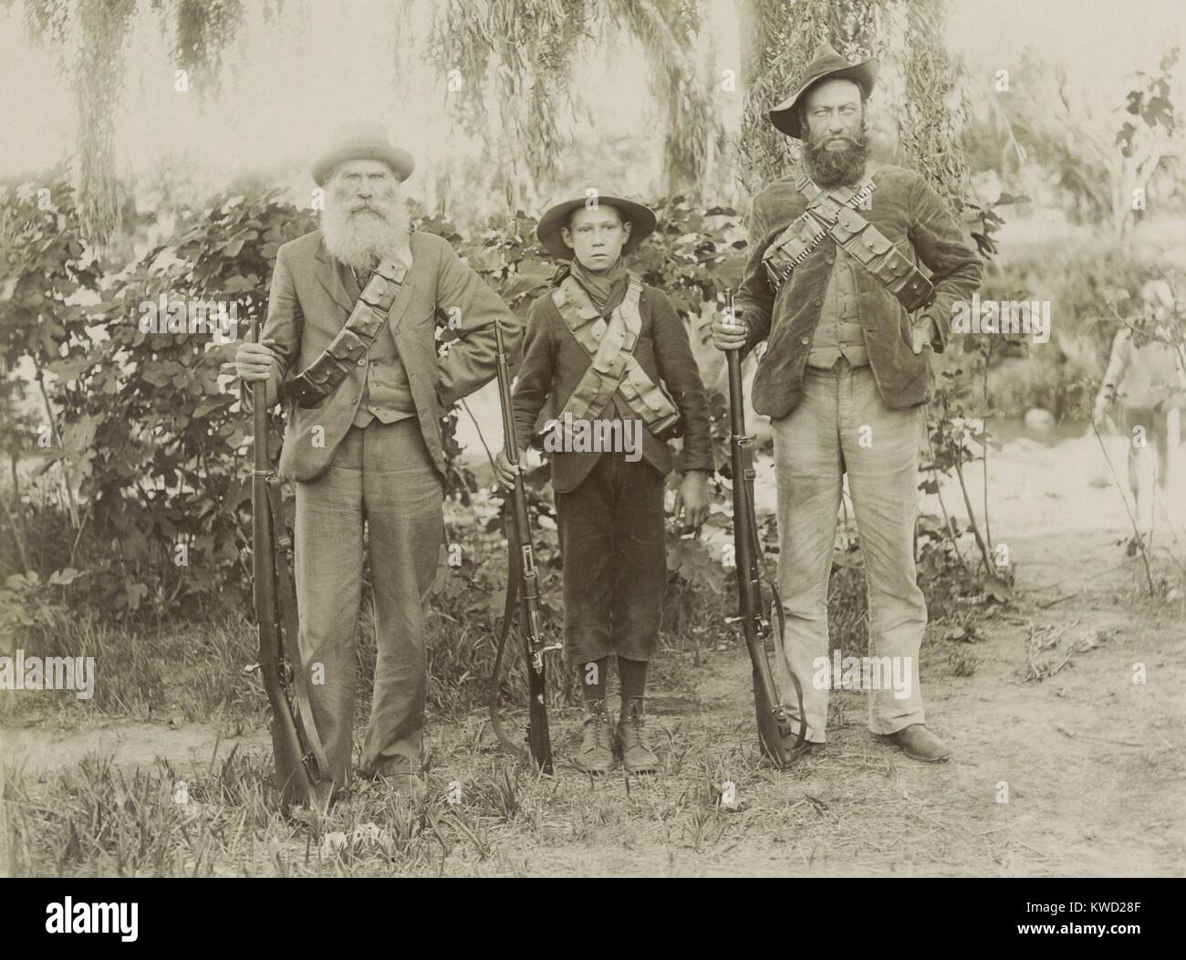 Drei Generationen von Boer Kämpfer gegen die Briten im Burenkrieg, 1900. L-R: PJ Lemmer, Alter 65; J.D.L. Botha, Alter 15; G.J. Pretorius, Alter 43. Die Buren gekleidet und kämpfte in ihrer zivilen Kleidung und minimale Materiel (BSLOC 2017 20 45) Stockfoto