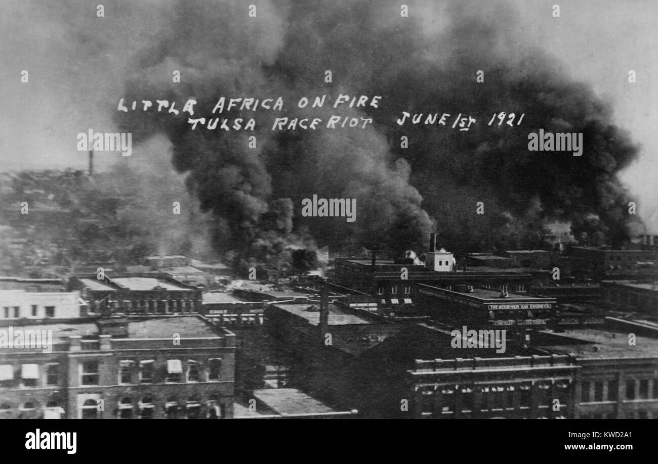 Poatcard Titel lautet: Little Africa on Fire ist die Beschreibung dieses Foto der Tulsa Race Riot, 1. Juni 1917. Der richtige Name der afrikanischen amerikanischen Teil der Stadt war Greenwood (BSLOC 2017 20 77) Stockfoto