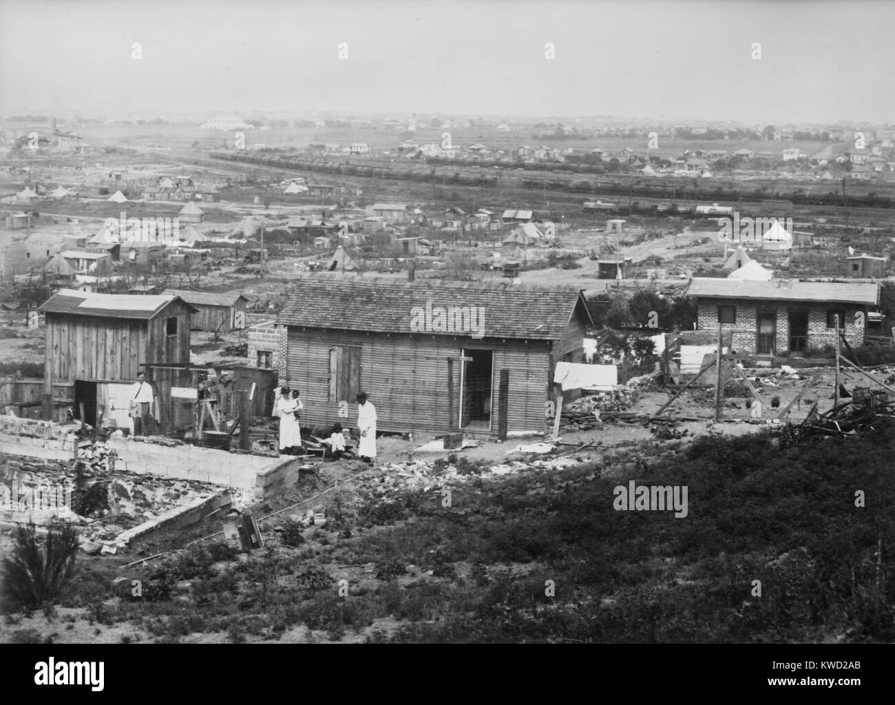 Wiederaufbau in Gang gebracht und ausgebrannten Teil der Stadt nach dem Tulsa rassenunruhen von Juni 1921. Hintergrund sind mehrere Rote Kreuz Zelte für Obdachlose afrikanischen Amerikanern (BSLOC 2017 20 85) Stockfoto