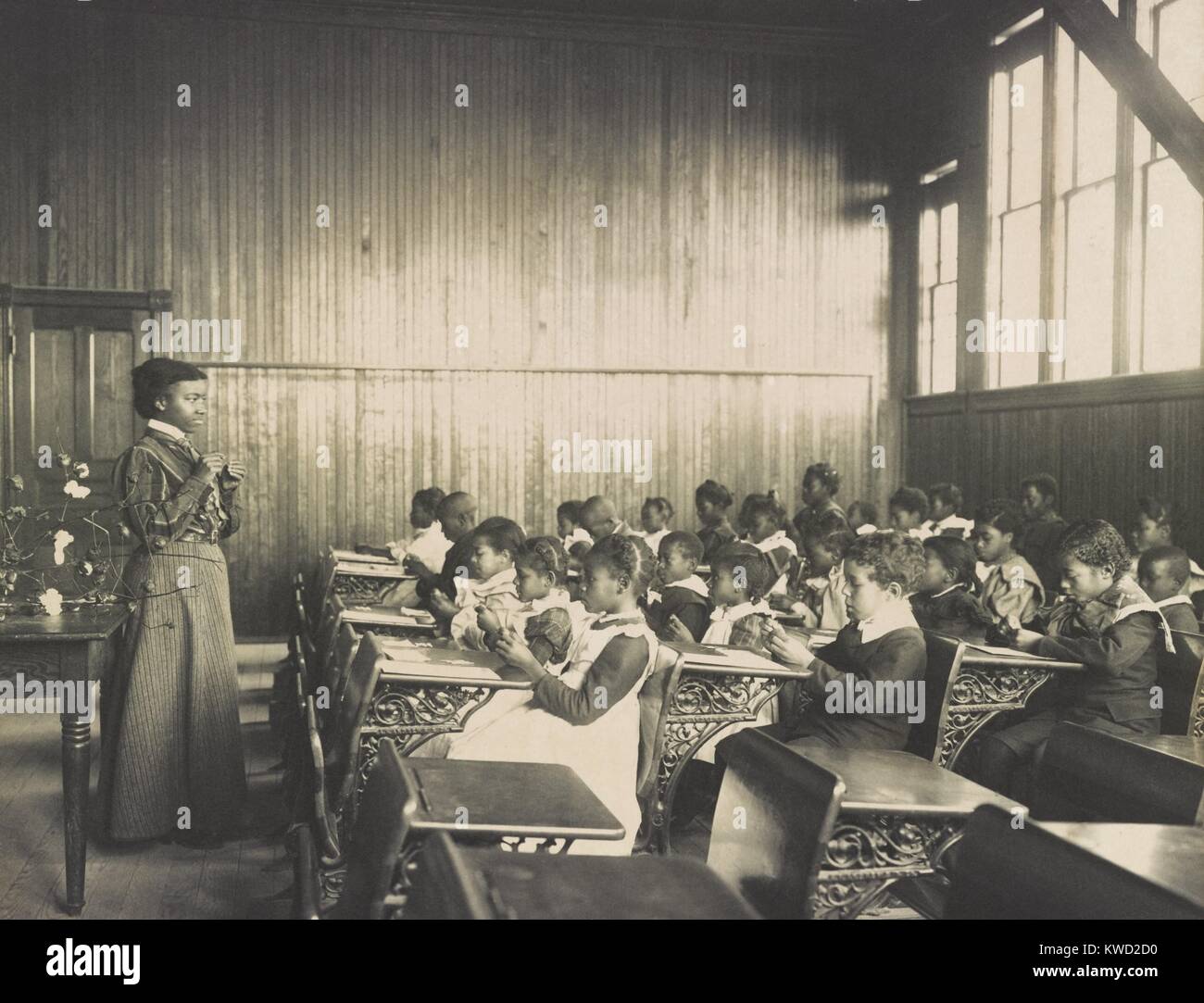 Klassenzimmer Whittier an der Grundschule, die mit Hampton, Virginia, 1899-1900. Eine afrikanische amerikanische Lehrer zu sein scheint, eine Lektion über die Baumwolle. Hampton Institute, wurde von der amerikanischen missionarische Vereinigung nach dem Amerikanischen Bürgerkrieg gegründet Ausbildung zur Verfügung zu stellen, um Freigelassene (BSLOC 2017 20 144) Stockfoto