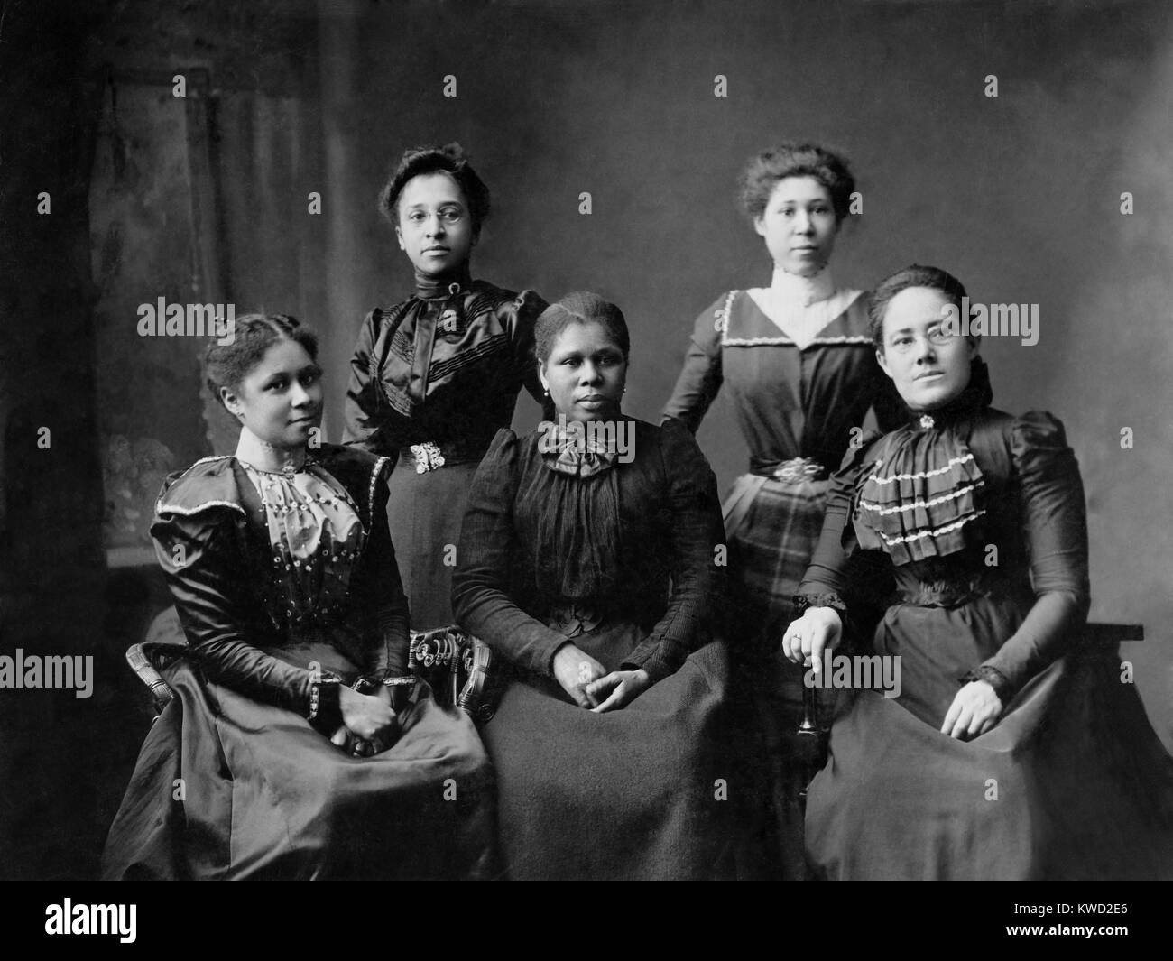 Fünf afrikanische amerikanische Offiziere der Liga der Frauen, ein Club von Newport, R.I., 1899. Schwarze Frauen etablierten Clubs ihre Gemeinschaften zu verbessern. Einige Speziell wurde aktiv in den Bereichen Bildung, Library Creation, Jugendstrafrecht und andere soziale Fragen (BSLOC 2017 20 172) Stockfoto