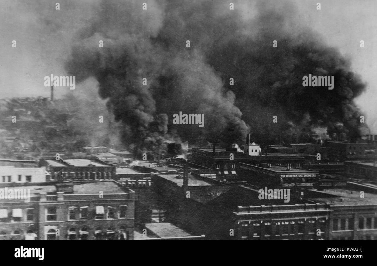 Little Africa on Fire ist die Beschreibung dieses Foto der Tulsa Race Riot, 1. Juni 1917. Der richtige Name der afrikanischen amerikanischen Teil der Stadt war Greenwood (BSLOC 2017 20 78) Stockfoto