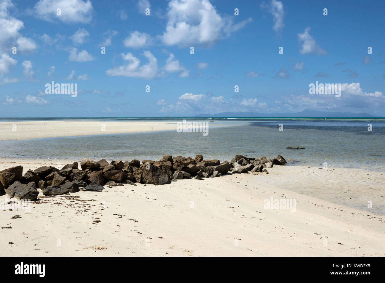 Der Strand in Fond-de-l'Anse, Grande Anse, Praslin, Seychellen bei Ebbe mit Sandbänken, Stockfoto