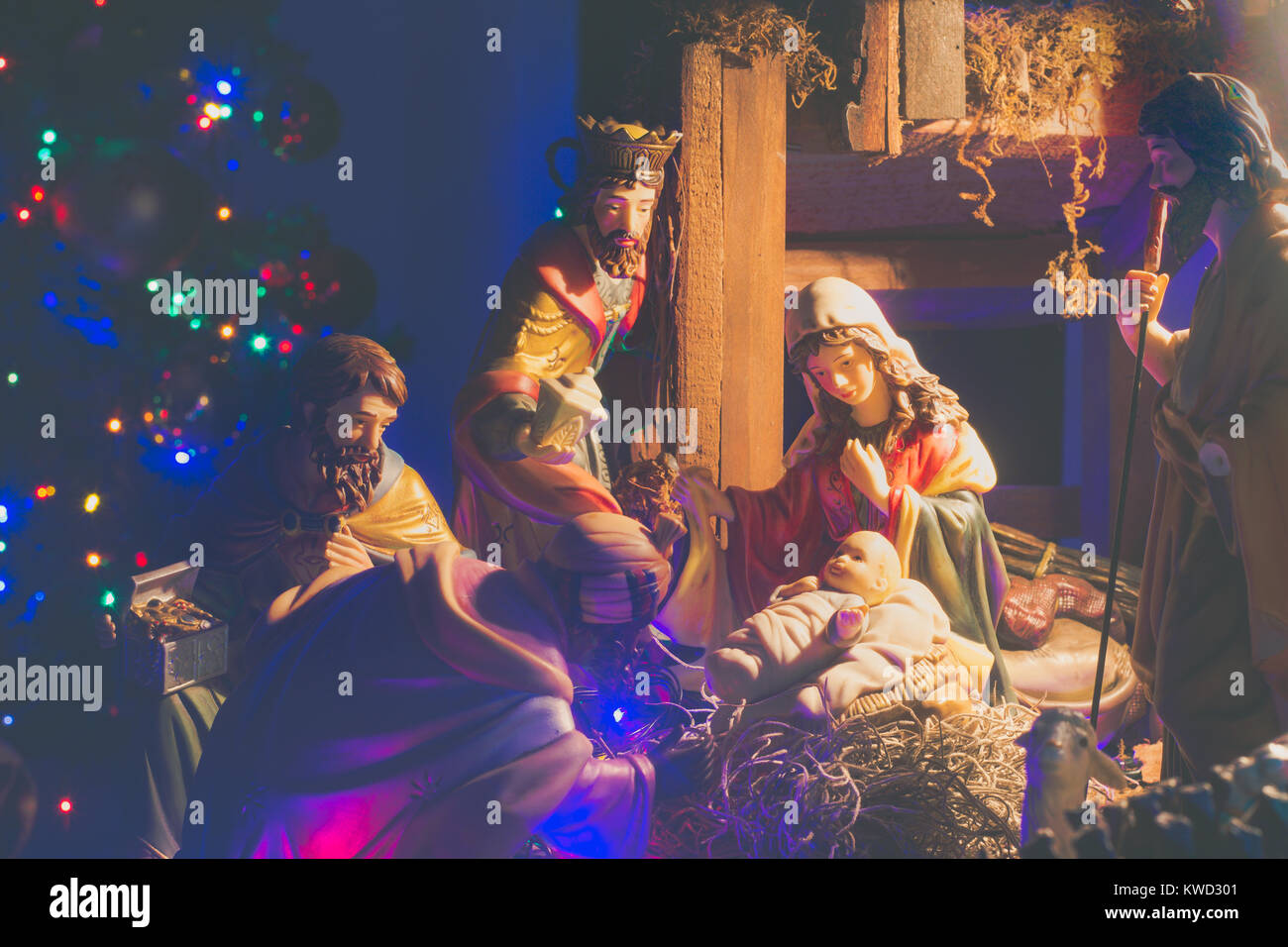 Fotografie von einigen keramische Figuren von der Geburt Jesu Christi mit Maria, den heiligen Josef und die heiligen drei Könige Stockfoto