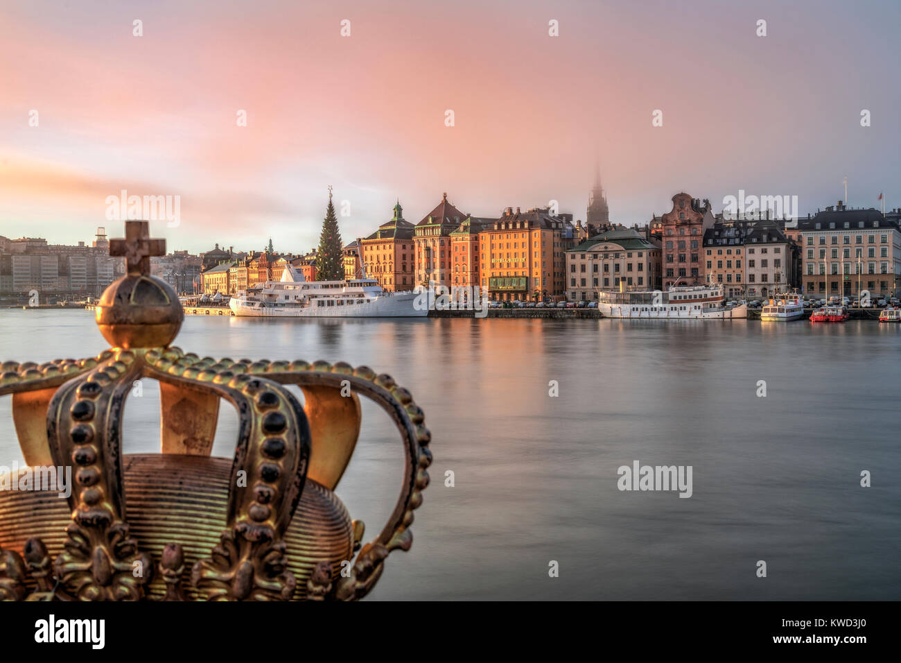 Vergoldete Krone auf Skeppsholmsbron, Stockholm, Schweden, Europa Stockfoto