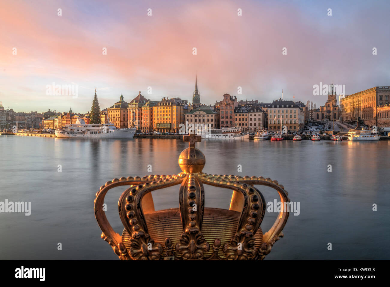 Vergoldete Krone auf Skeppsholmsbron, Stockholm, Schweden, Europa Stockfoto