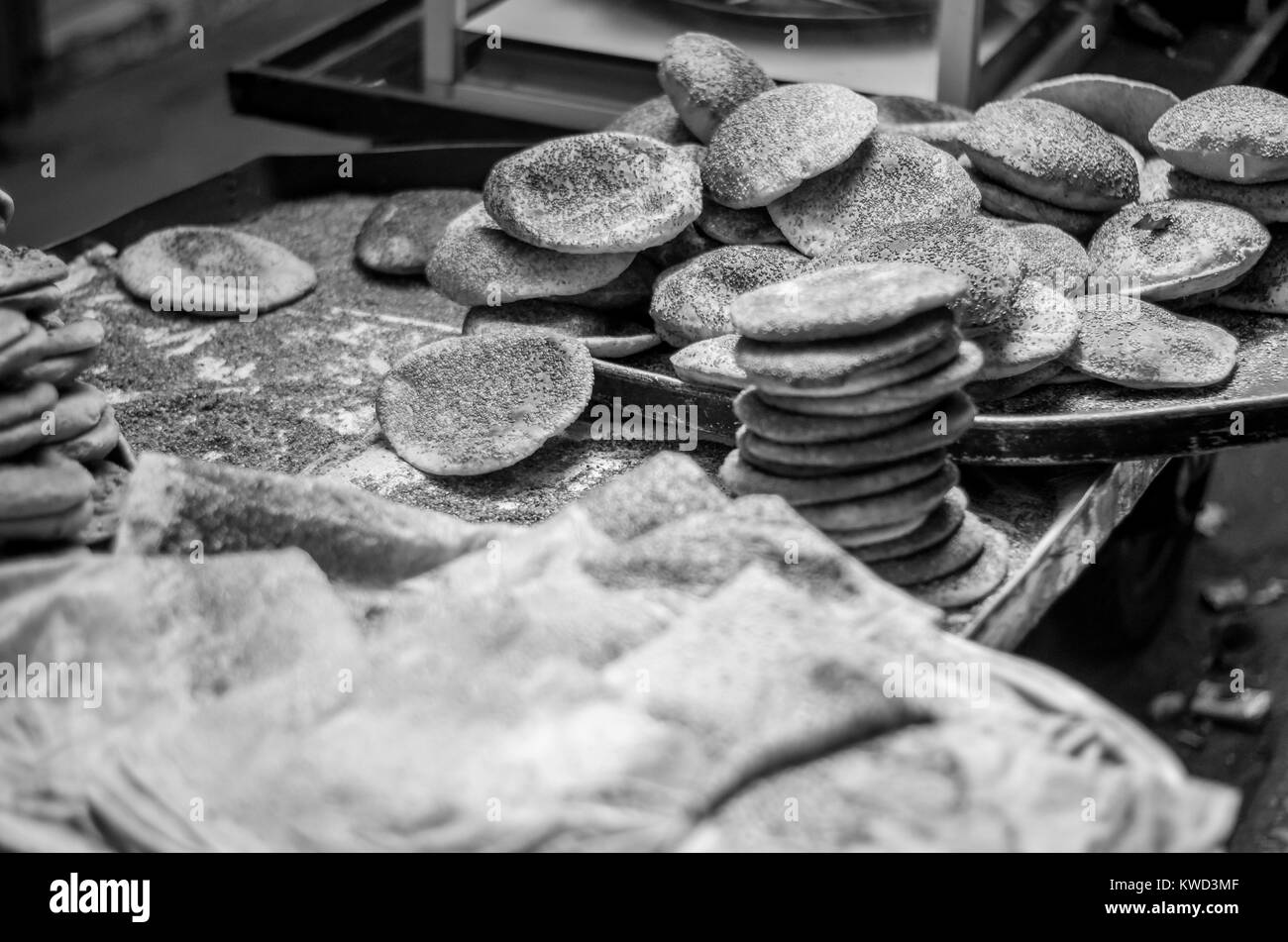 Libanese Vorbereitung typischen Sesam und Käse Brot, Zentrum von Tripolis, nördlichen Libanon Stadt. Libanesischen Straße kochen. Stockfoto