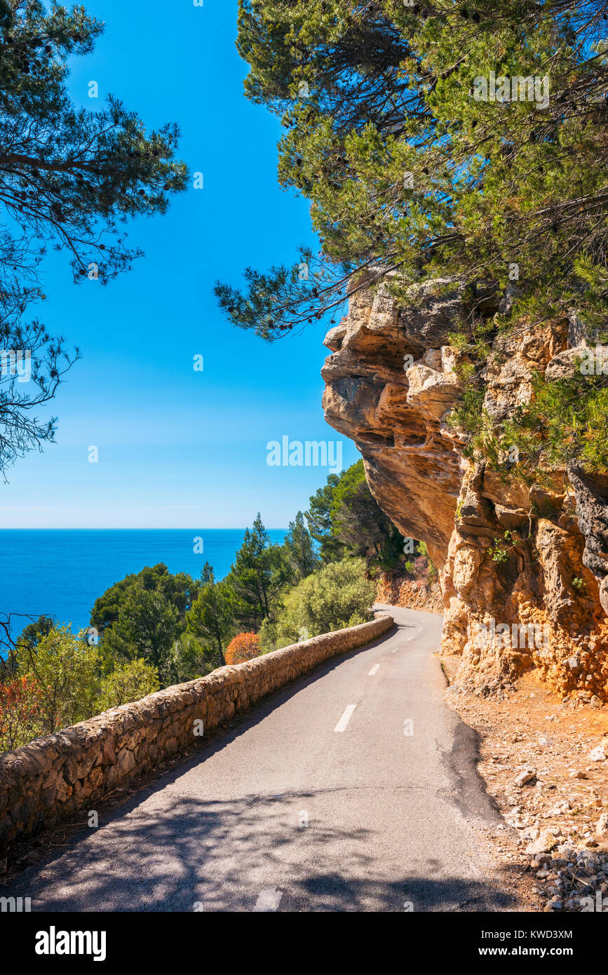 Schmale Küstenstraße mit überhängenden Felsen in Mallorca Spanien Stockfoto
