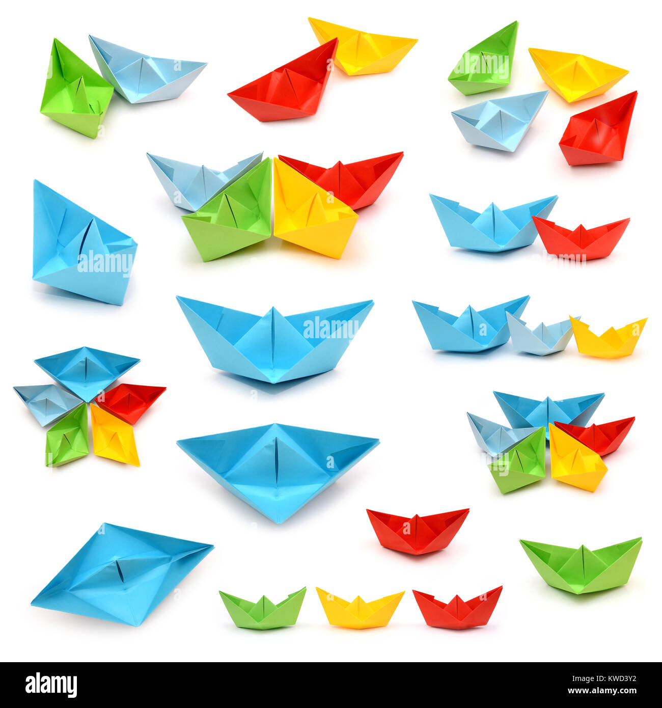 Eingestellt von mehrfarbigen origami Boote auf weißem Hintergrund. Stockfoto